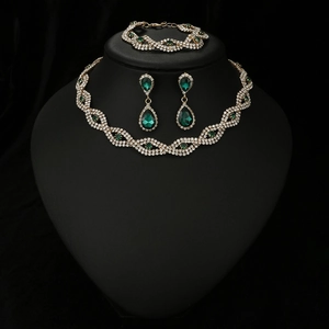 Detailweergave van een luxe sieradenset met smaragdgroene edelstenen en witte diamanten