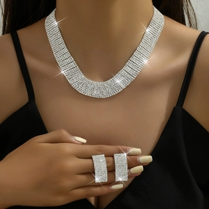Sprankelende bruidssieradenset met strass ketting en kwastjes oorbellen op een model