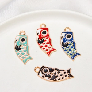 Nahaufnahme bunter Koi-Fisch-Anhänger mit Goldbeschichtung für DIY-Schmuckherstellung