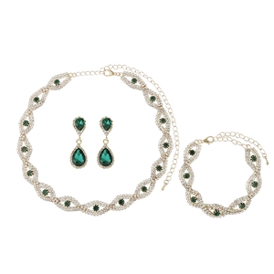 Elegante vergulde sieradenset met smaragdgroene kristallen en witte glanzende strass