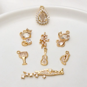 Ciondoli Mini in Rame Con Zirconia per Fai da Te Creazione Gioielli Gatto Calice Goccia d'Acqua Chitarra Piccoli Ciondoli