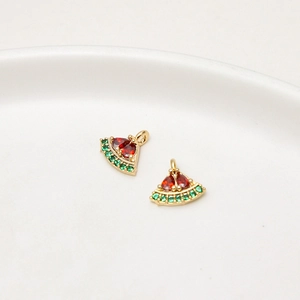Detalle de colgantes de sandía con circonitas rojas y verdes para joyería DIY
