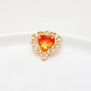 Macro-opname van een vergulde hartvormige hanger met oranje gradiënt steen voor DIY sieraden