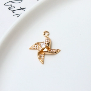 Macro-opname van gouden windmolenhanger met zirkonia voor DIY-sieraden maken