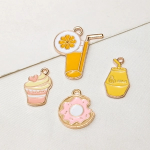 Detail van DIY-bedeltjes met cupcakes, donuts, sinaasappelsap en melkfles-ontwerpen