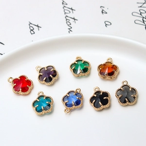 Lot de 8 pendentifs fleurs 12mm colorés avec bords dorés pour la création de bijoux DIY