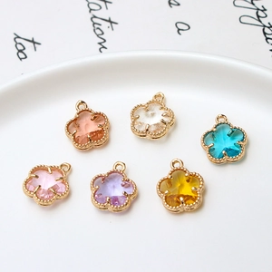 Lot de six pendentifs fleurs 12mm de couleurs variées avec bordure en cuivre doré