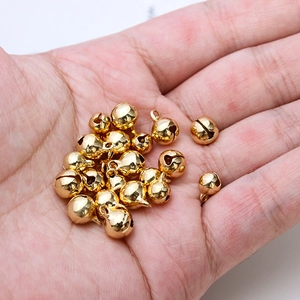 Pendenti a campana in rame placcato oro lucido in mano per gioielli e artigianato DIY