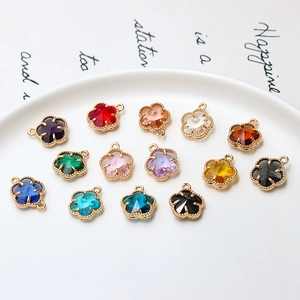 Vue macro de breloques fleurs en cristal 12mm avec bordure dorée pour bijoux DIY