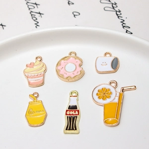 Kleurrijke emaille bedeltjes set met donuts en drankjes voor DIY sieraden maken