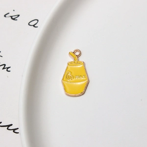 Detail van de gele emaille bananenmelk hanger voor DIY sieraden maken hobby