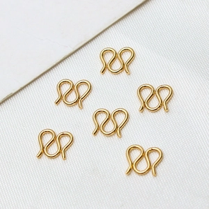 Six fermoirs en forme de M dorés pour la création de colliers et bracelets artisanaux