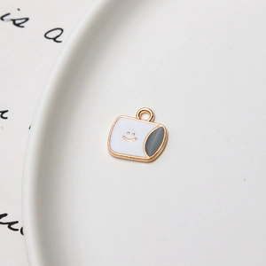 Macro-detail van een minimalistische emaille hanger met een zwart smiley-gezicht