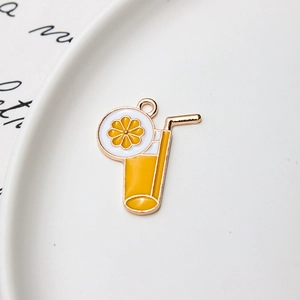 Detailopname van een goudkleurige sapglas bedel met geel emaille voor DIY-sieraden