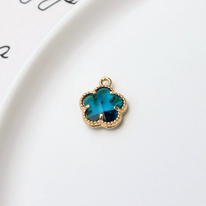 Vue macro du pendentif fleur 12mm plaqué or avec cristal bleu pour la création de bijoux