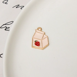 Vue détaillée d'une breloque boîte de lait fraise rose dorée pour bijoux faits main