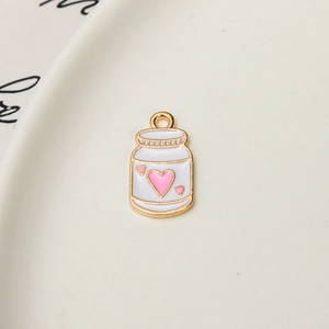 Détail du pendentif brique de lait avec cœurs roses pour la création de bijoux DIY