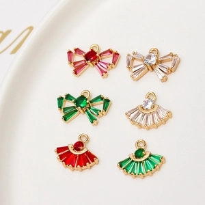 Macro-opname van strik- en waaierhangers met kristallen voor het maken van DIY-sieraden