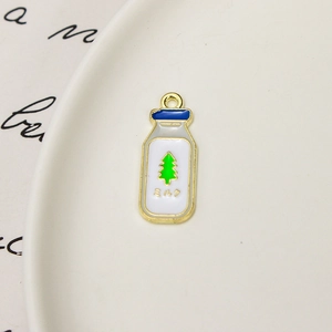 Vue détaillée d'un pendentif émaillé en forme de bouteille de lait avec bordure dorée