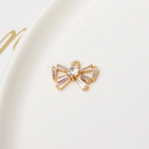 Detailweergave van een gouden strikhanger met kristallen voor het maken van sieraden