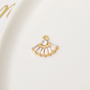 Detailopname van een waaiervormige gouden hanger met zirkonia voor DIY sieraden maken