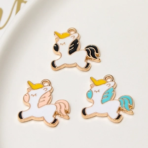 Détail de breloques licorne en émail coloré noir rose et bleu pour la création de bijoux