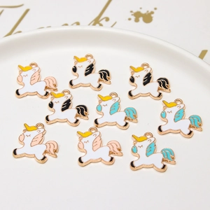 Pendentifs licorne émaillés colorés pour bijoux DIY avec finition en alliage doré chic