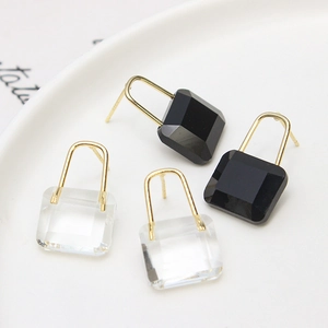 Boucles d'oreilles carrées en cristal noir et transparent sur assiette en céramique