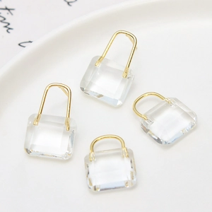 Détails macro de breloques en cristal transparent avec des crochets dorés élégants