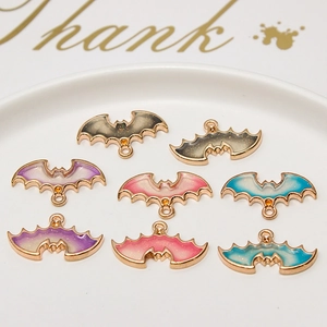 Ciondoli a pipistrello di Halloween sfumati con glitter per creazione di gioielli fai-da-te