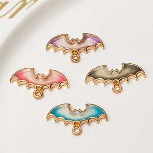 Dettaglio di ciondoli a forma di pipistrello glitterato per creazione gioielli fai da te