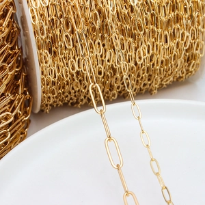Detail einer hochglanzpolierten vergoldeten Büroklammerkette für DIY-Schmuck