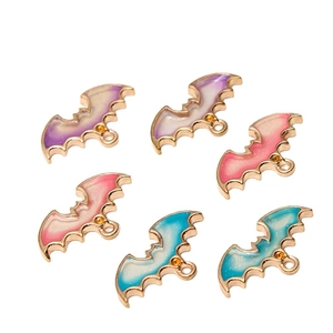 Set di 6 ciondoli a forma di pipistrello in metallo dorato con glitter sfumati