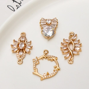 Vue détaillée de pendentifs fleurs en cuivre doré sertis de micro-oxydes de zirconium