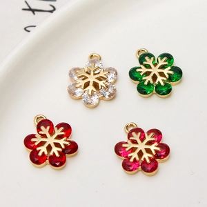 Makro-Detail von vierfarbigen Schneeflocken-Anhängern mit Zirkon-Inlays für DIY-Schmuck