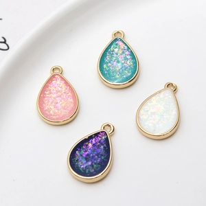 Makroaufnahme bunter Opal-Wassertropfen-Anhänger mit vergoldeten Kanten für DIY-Schmuck