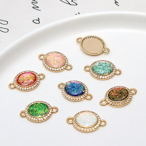 Charm ovale plaqué or avec pierre d'opale synthétique et contour en zircons scintillants