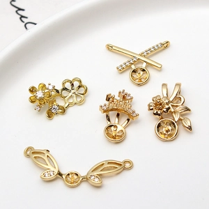 Detail van vergulde zirkonia bloemhangers en parelhouders voor doe-het-zelf sieraden