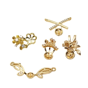 Gouden bloem en kasteel sieraden hangers met zirkonia en parelzettingen