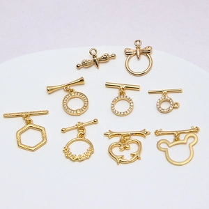 Détails macro de divers fermoirs OT plaqués or 14 carats en formes d'abeille et de cœur