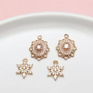 Colgantes dorados para joyería DIY con circonitas en diseño de óvalo y copo
