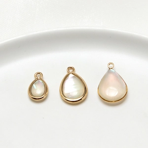 Tres colgantes de gota de nácar iridiscente con borde dorado para creación de joyería DIY
