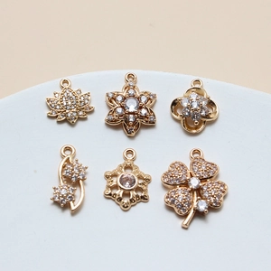 Pendentifs DIY en Cuivre avec Zirconia Forme de Fleur Plaqué Or Lotus Trèfle Accessoires de Bijouterie pour Collier Bracelet Boucles