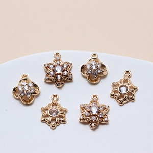 Pendentifs fleurs et flocons dorés avec zircons pour la création de bijoux DIY
