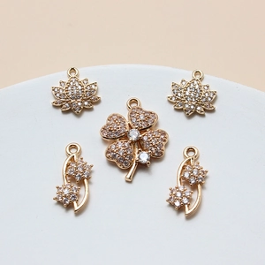 Lot de 5 pendentifs floraux plaqués or avec zircon blanc pour la création de bijoux