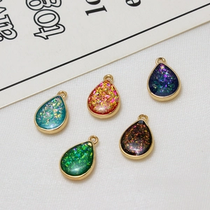 Fünfteiliges Set vergoldeter Wassertropfen-Anhänger mit buntem Glitzerharz für DIY-Schmuck