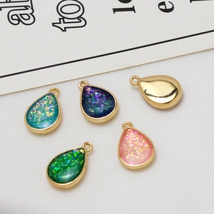 Fünf vergoldete Tropfenanhänger mit buntem Opal-Glitzer für DIY-Schmuckherstellung