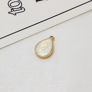 Detailansicht des tropfenförmigen vergoldeten Kupferanhängers mit weißem Opal-Glitzer für DIY