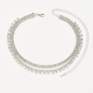 Collier à double épaisseur avec pompons de strass et finition argentée pour les fêtes