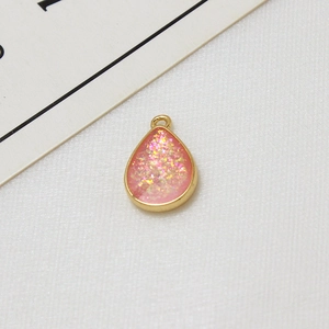 Detail von rosa tropfenförmigem Opal-Anhänger mit Goldrahmen für DIY-Schmuckherstellung